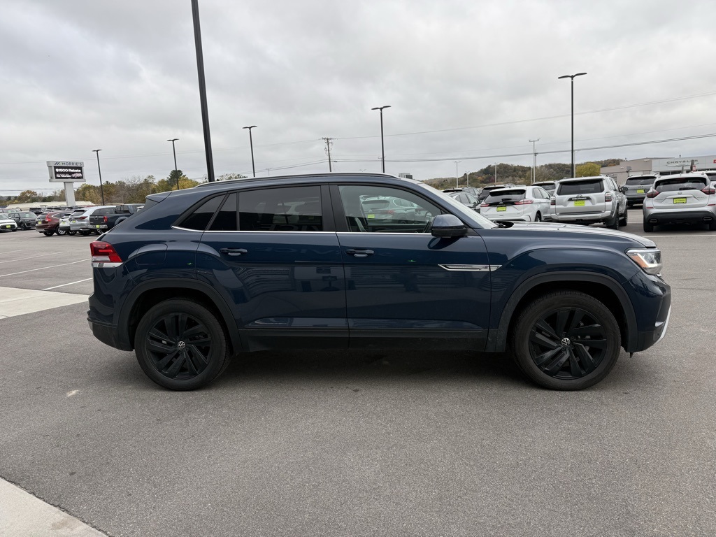 2022 Volkswagen Atlas Cross Sport V6 SE Technology photo 2