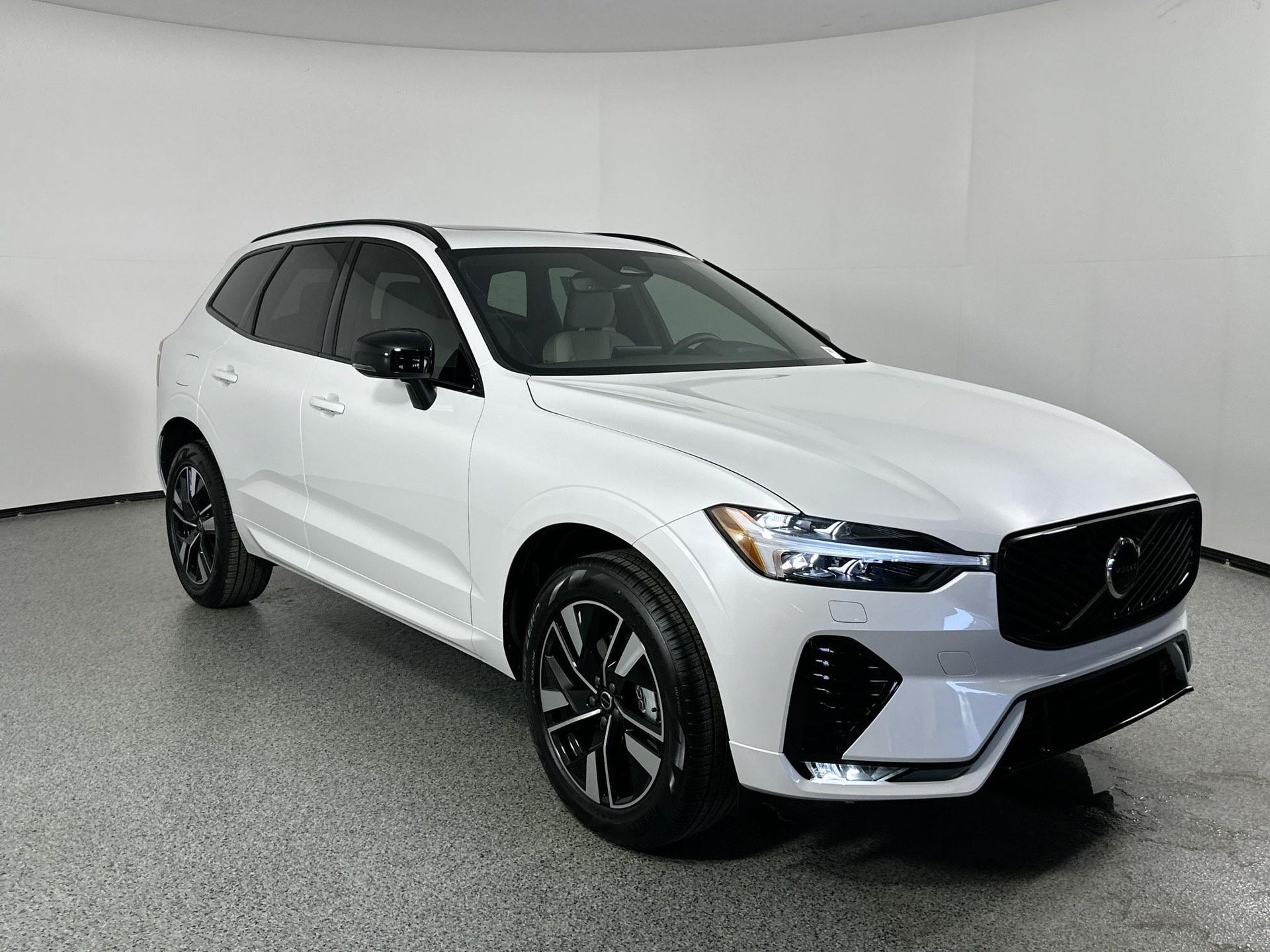2026 Volvo XC60 B5 Core photo 3