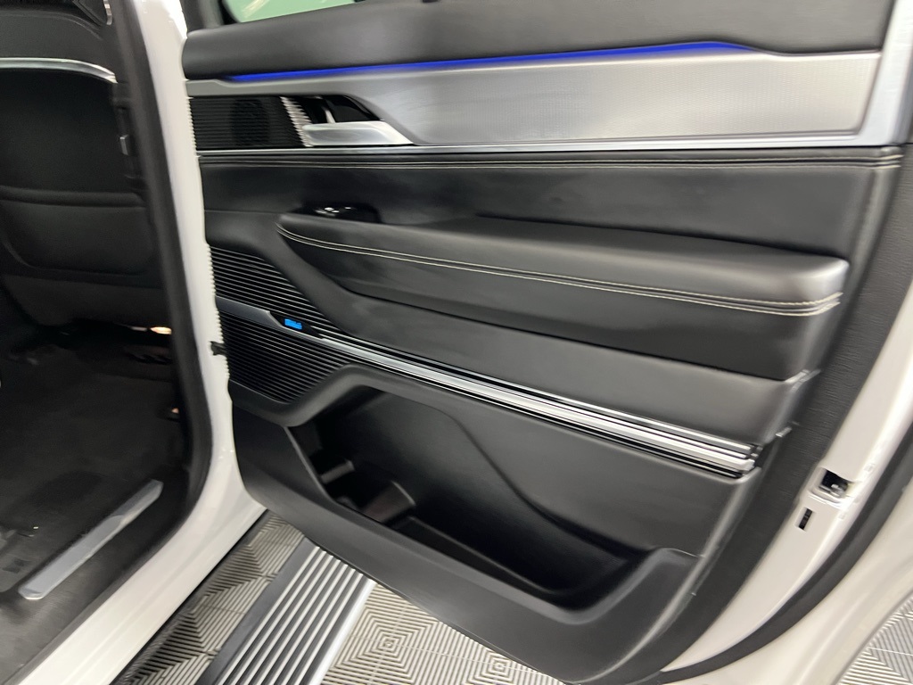 2023 Jeep Grand Wagoneer II photo 28
