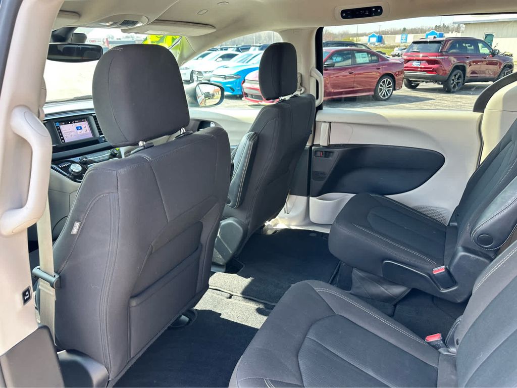 2023 Chrysler Voyager LX photo 14