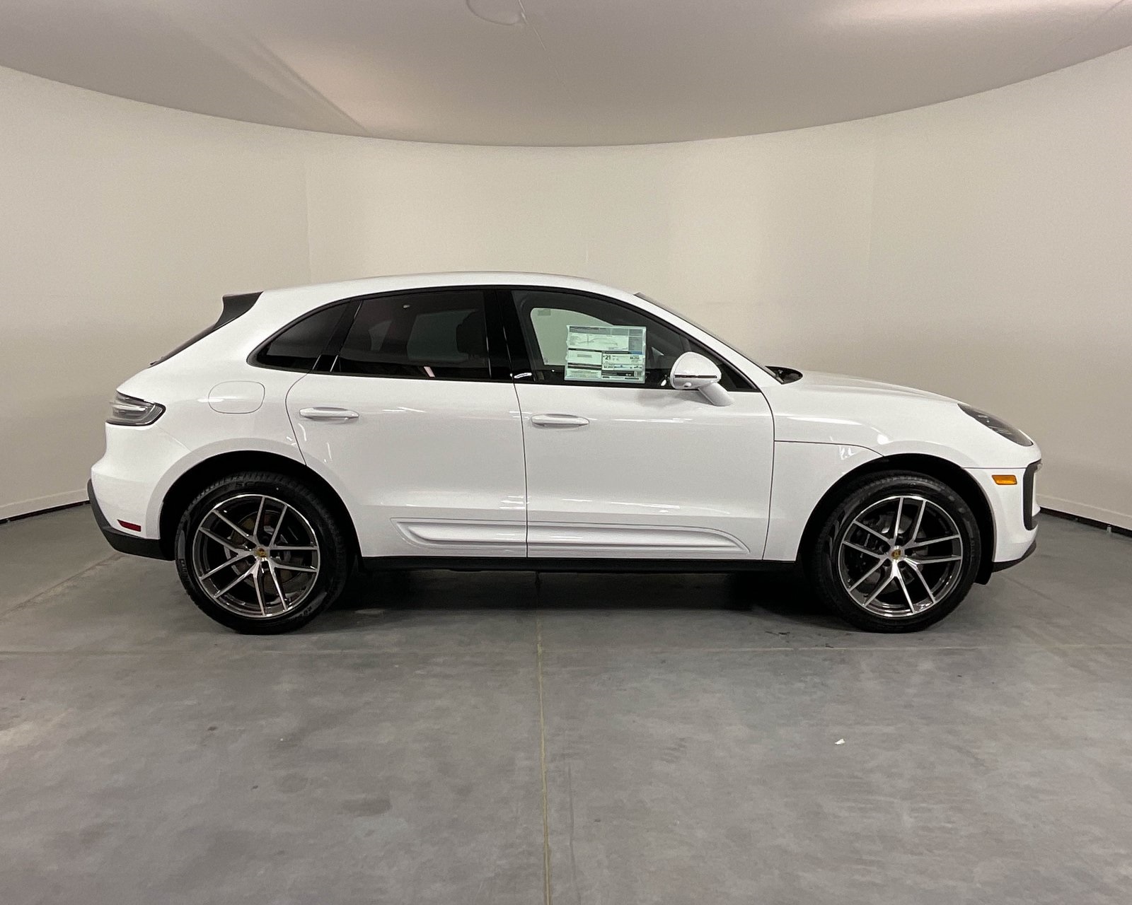 2026 Porsche Macan T photo 8