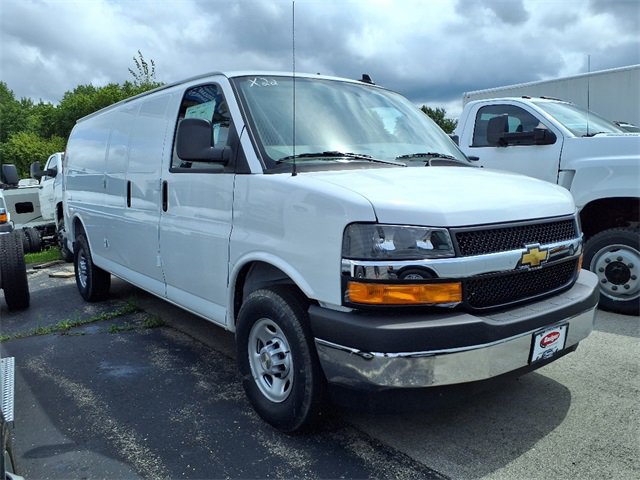 2025 Chevrolet Express Cargo 3500 photo 2