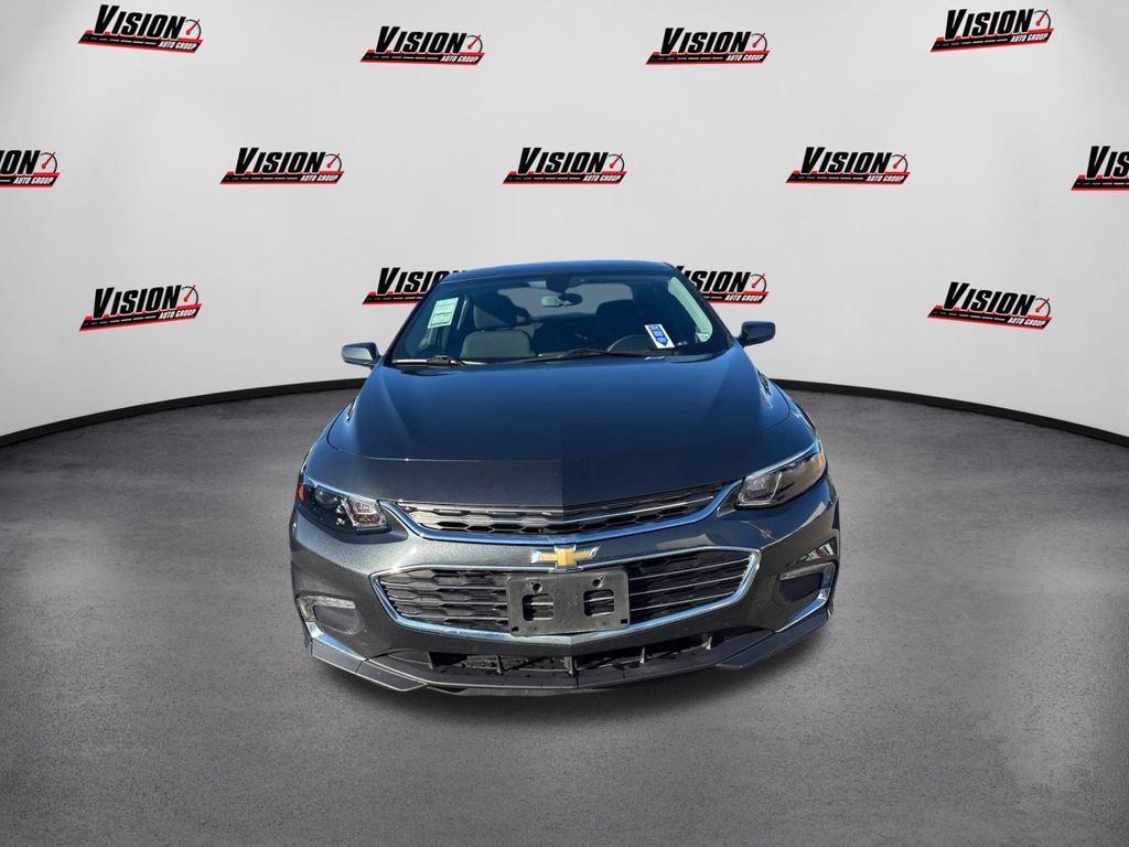 2017 Chevrolet Malibu 1LT photo 2