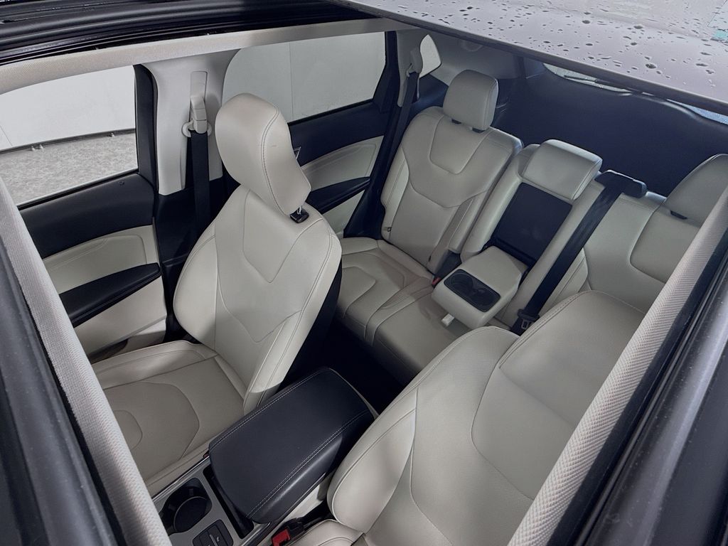 2022 Ford Edge Titanium photo 2