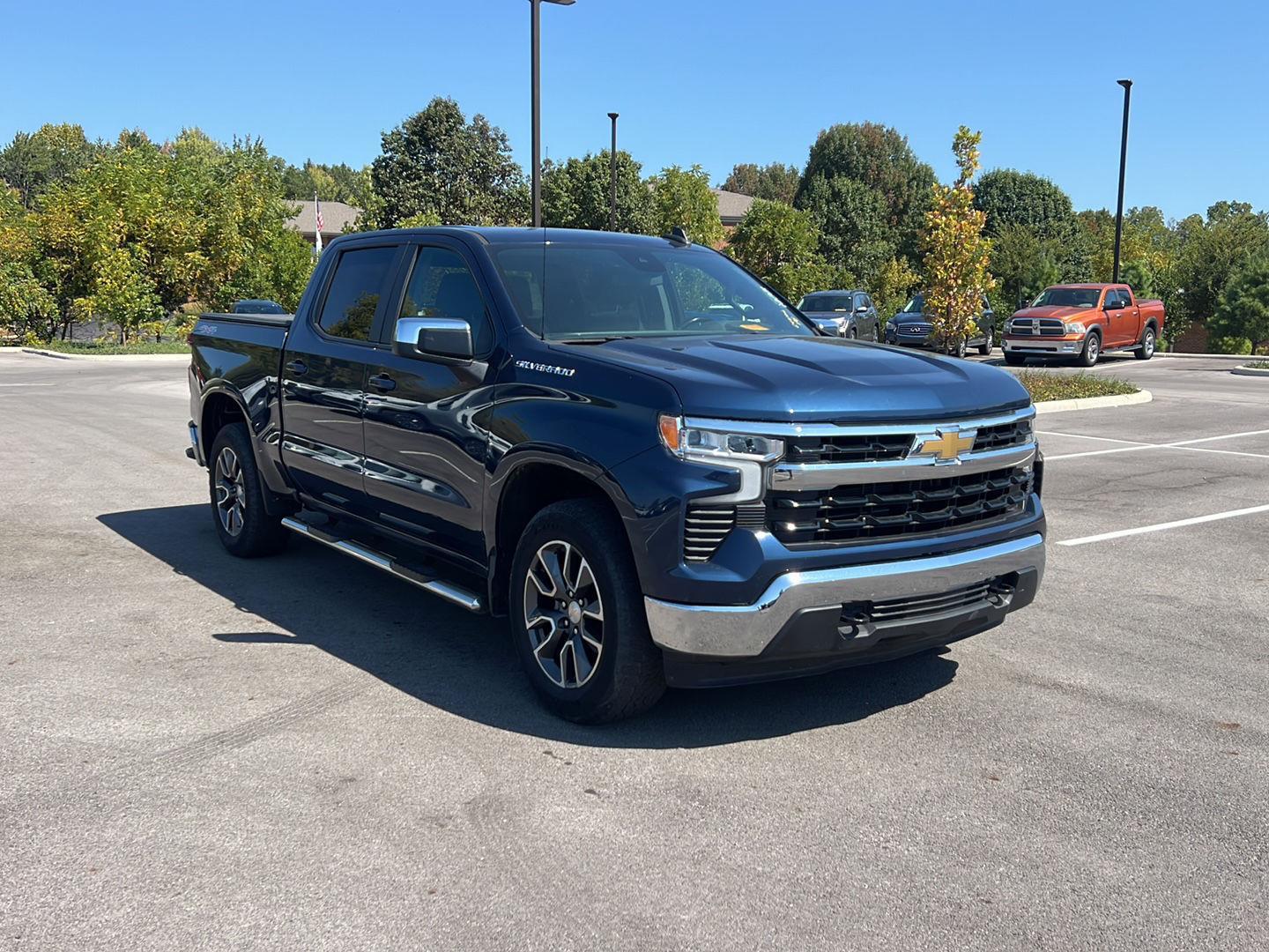 2022 Chevrolet Silverado 1500 LT photo 3