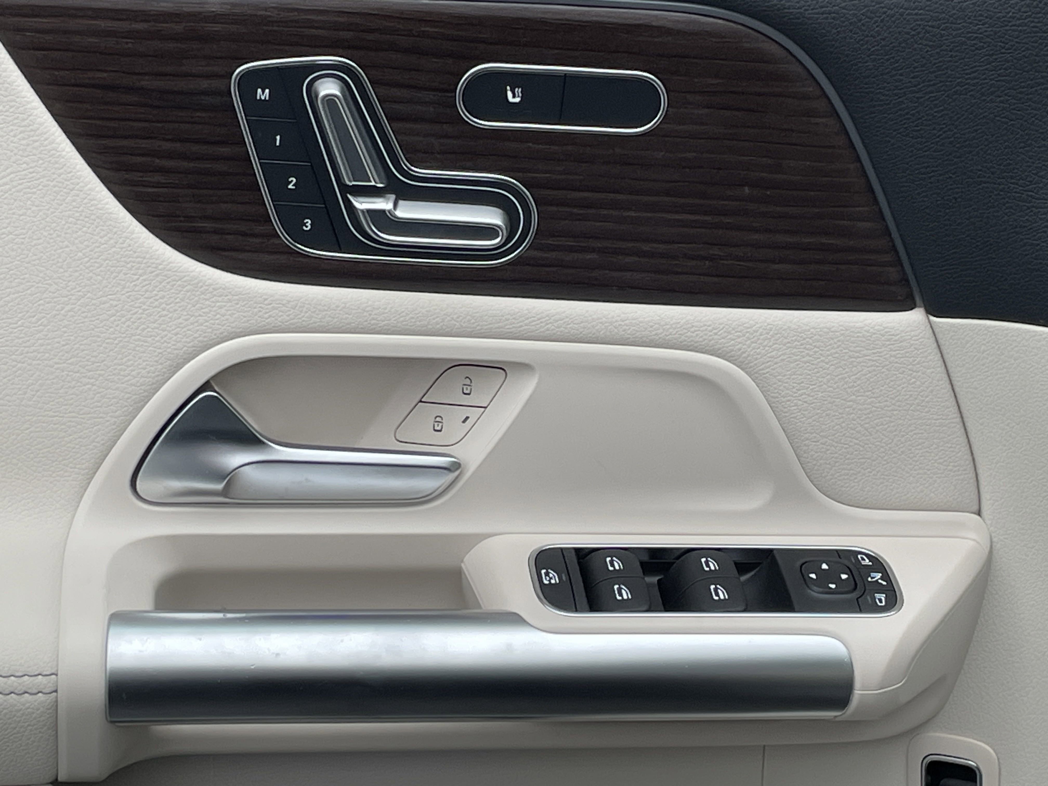 2025 Mercedes Benz GLA 250 photo 2