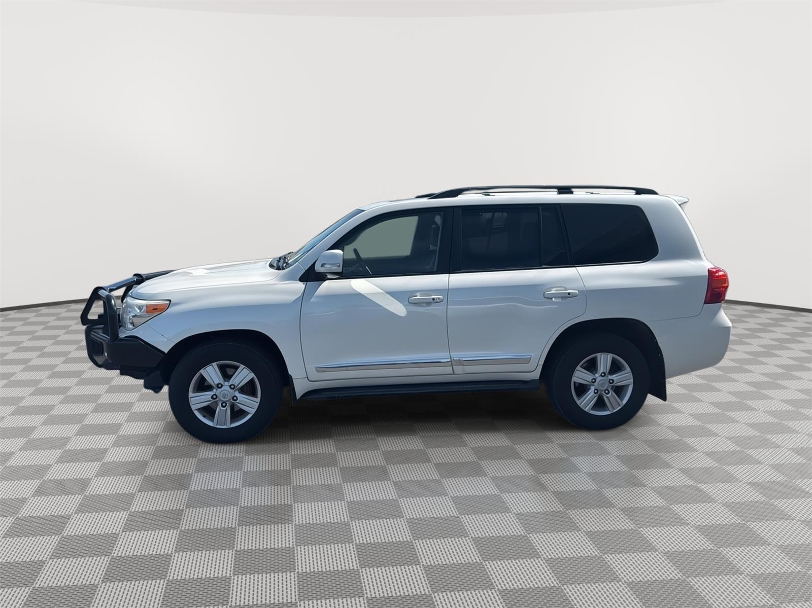 2013 Toyota Land Cruiser Base photo 2
