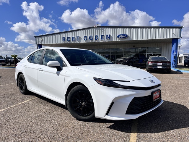 2025 Toyota Camry LE's photo