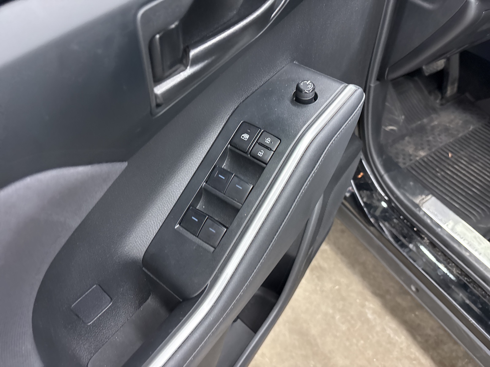 2023 Toyota Highlander L photo 23
