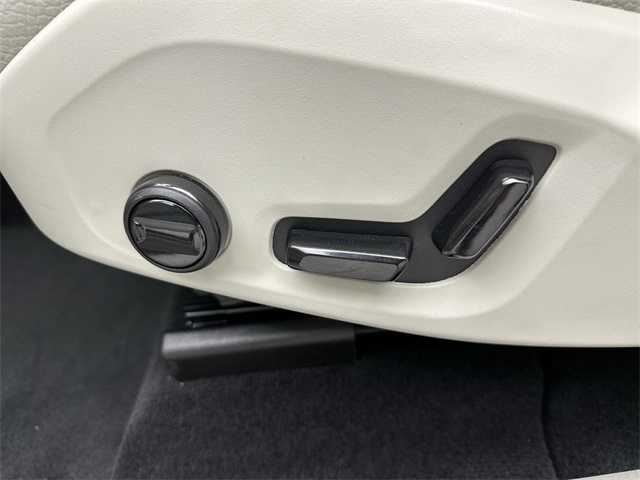 2025 Volvo XC60 B5 Core photo 3