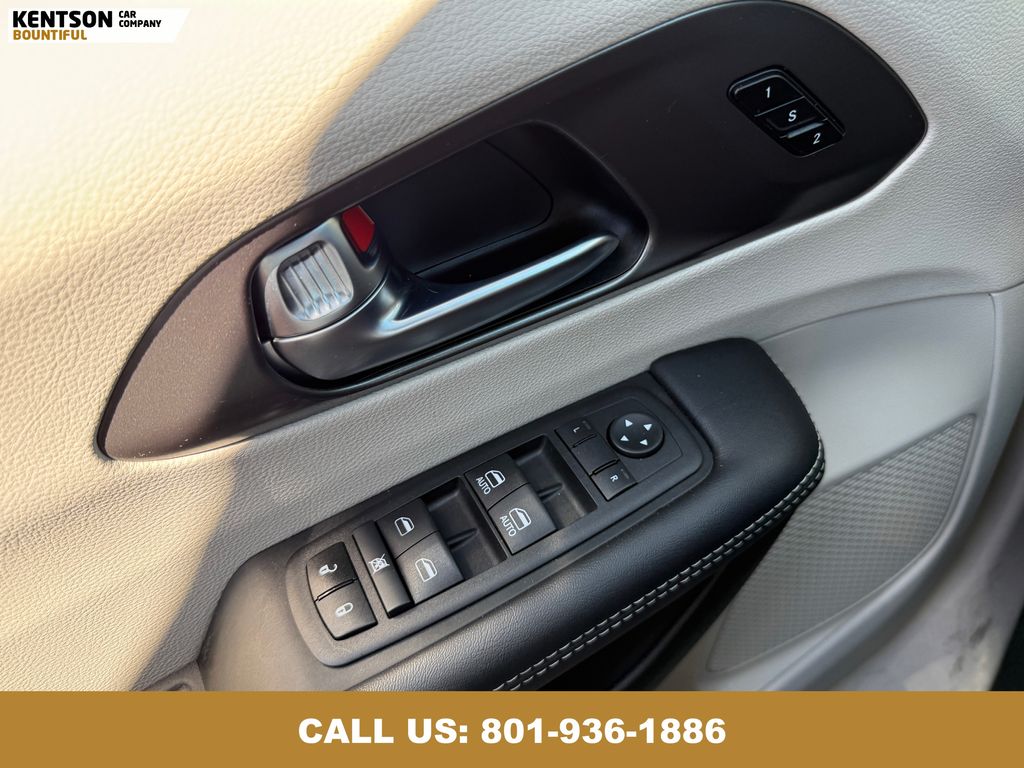 2024 Chrysler Pacifica Touring L photo 20