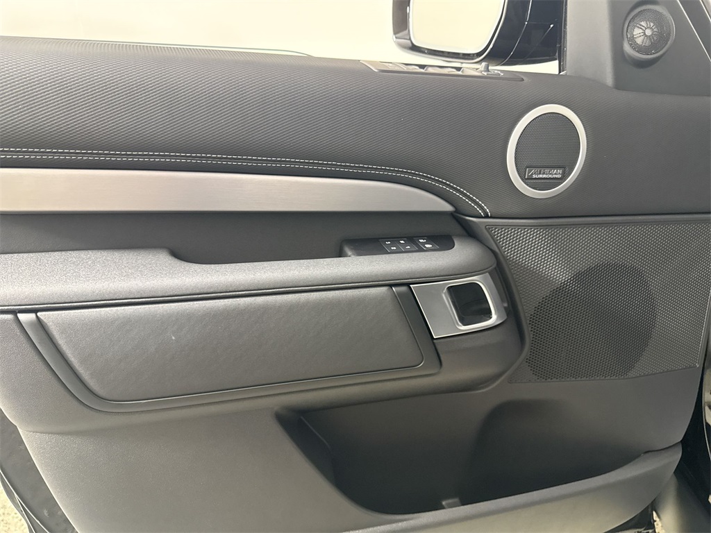 2025 Land Rover Discovery SE photo 12