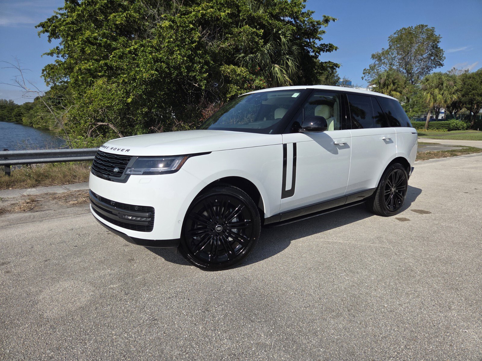 2025 Land Rover Range Rover SE's photo
