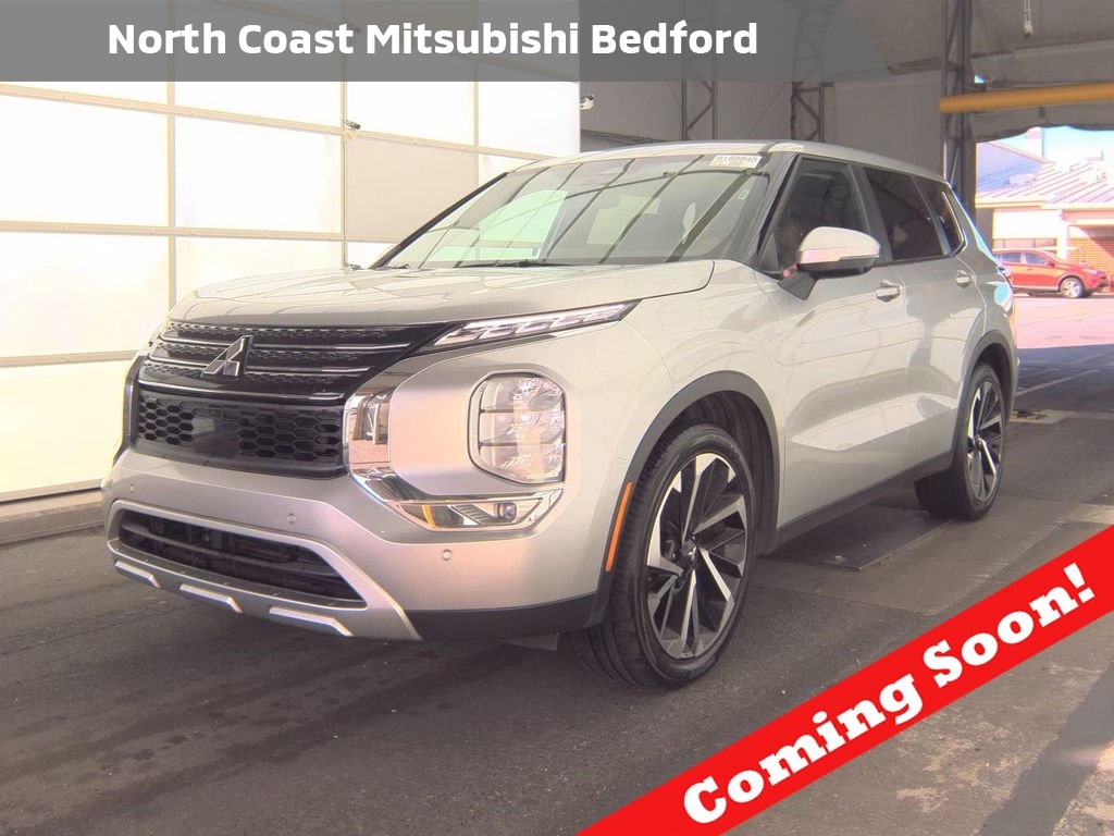 2024 Mitsubishi Outlander SE's photo