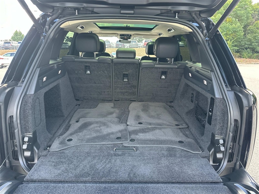 2023 Land Rover Range Rover SE photo 3