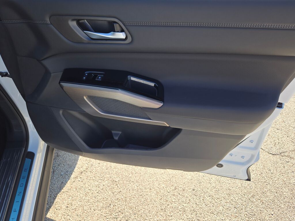 2025 Nissan Pathfinder Platinum photo 4