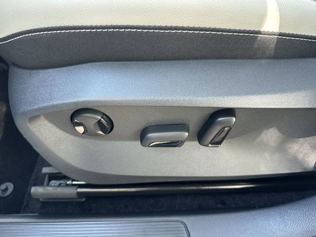 2025 Volkswagen Taos SE photo 4