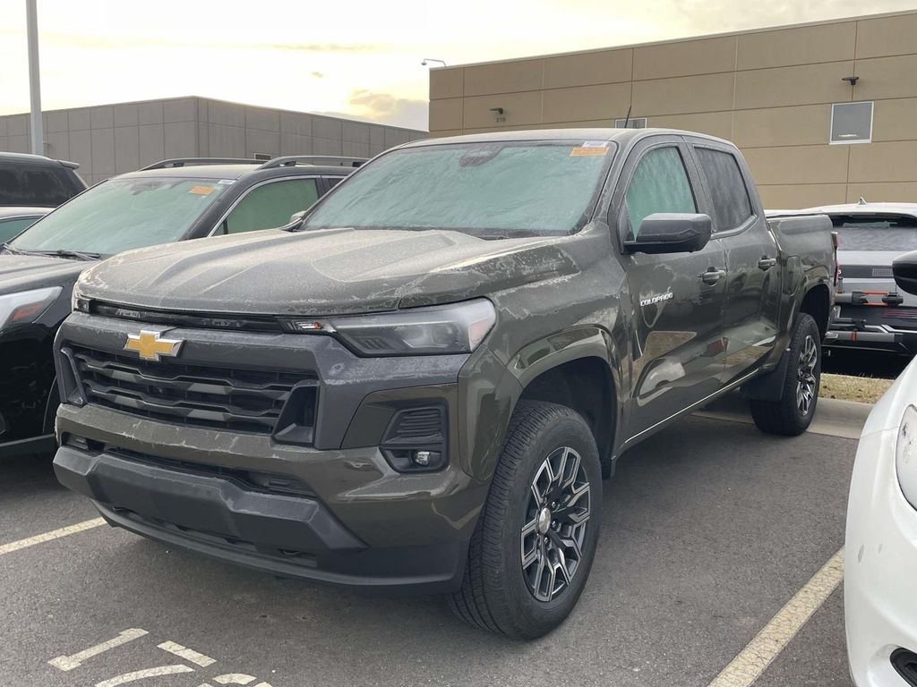 2024 Chevrolet Colorado LT photo 2