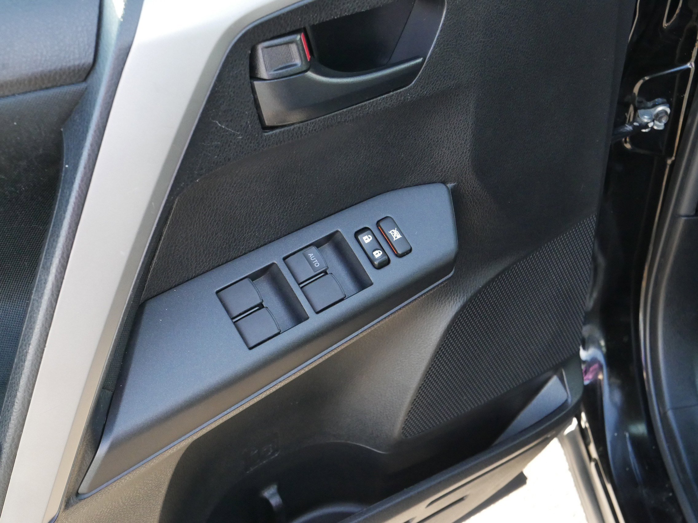 2016 Toyota RAV4 LE photo 16