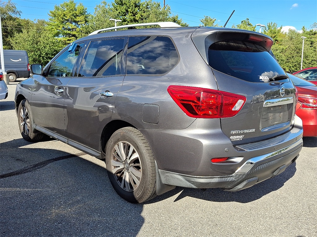 2017 Nissan Pathfinder SV photo 2