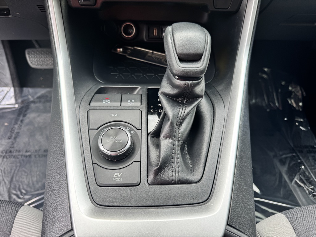 2020 Toyota RAV4 Hybrid XLE photo 26