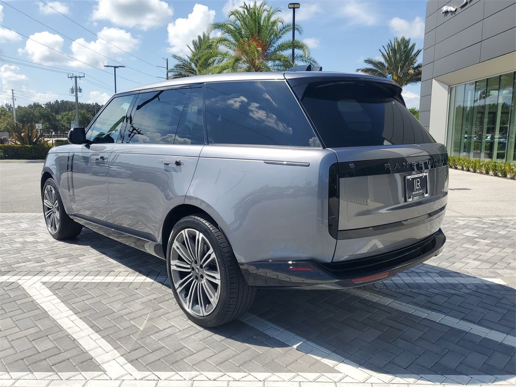 2025 Land Rover Range Rover SE photo 3