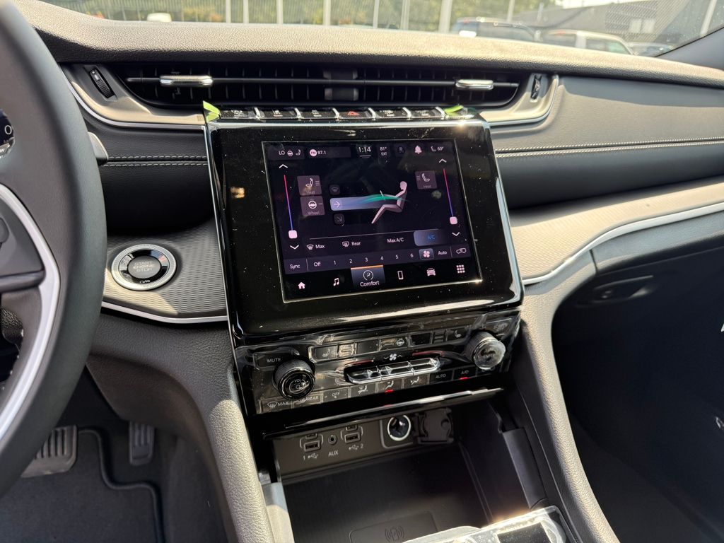 2025 Jeep Grand Cherokee Altitude photo 16