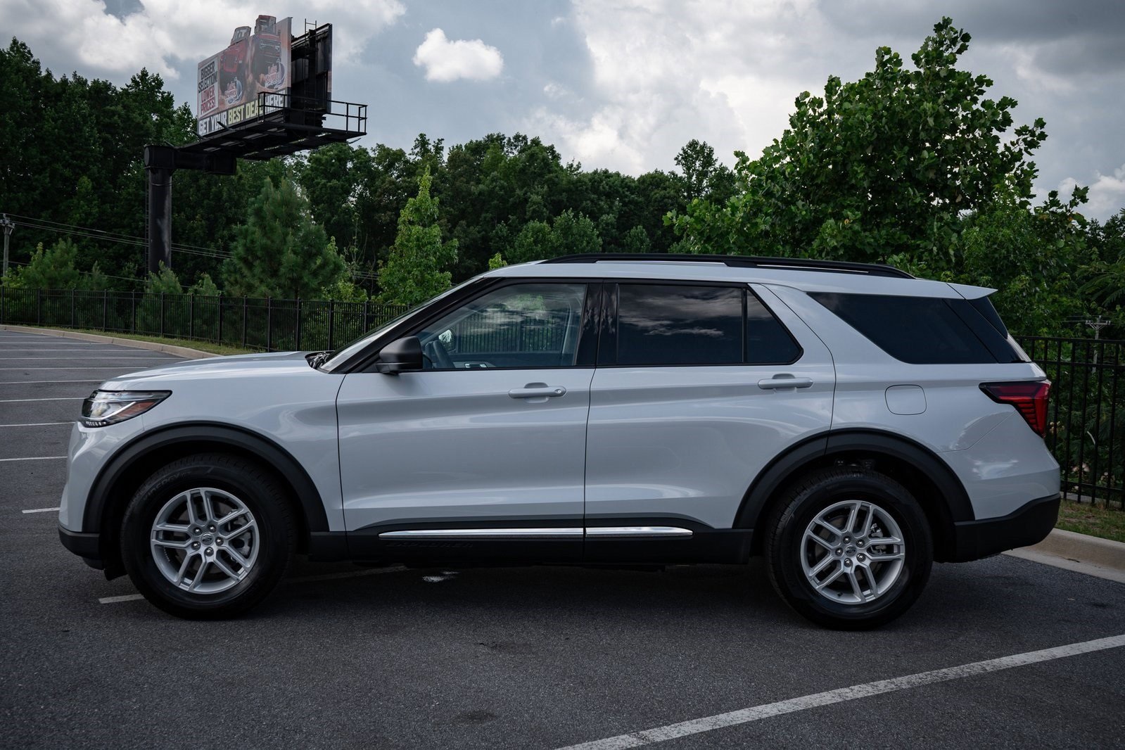2025 Ford Explorer photo 2