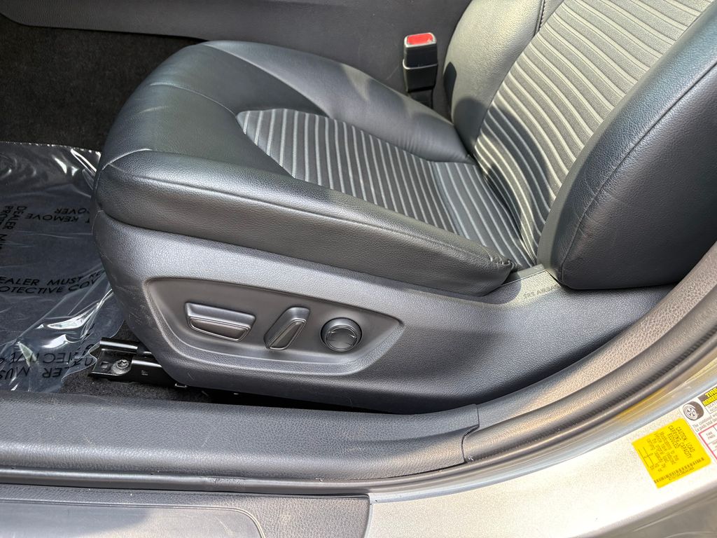 2021 Toyota Camry SE photo 14
