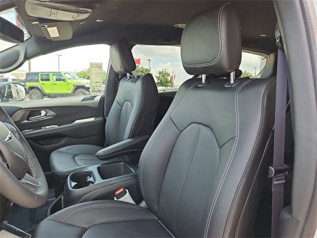 2025 Chrysler Pacifica photo 17