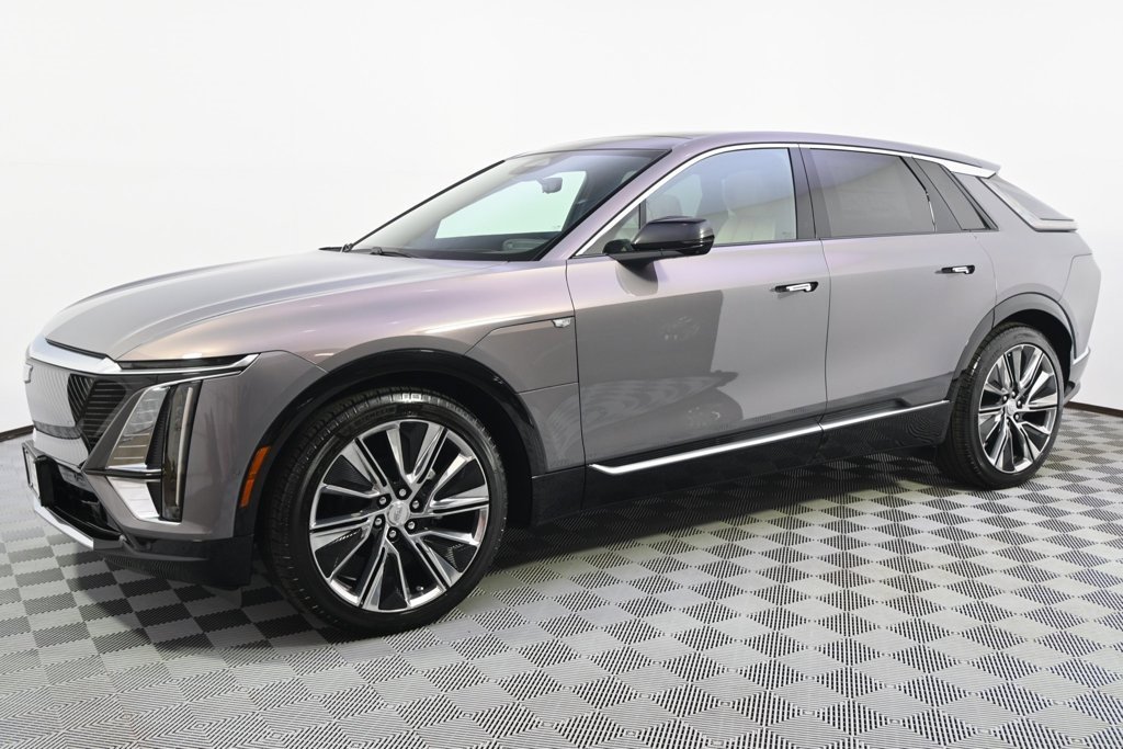 2025 Cadillac Lyriq Luxury photo 2