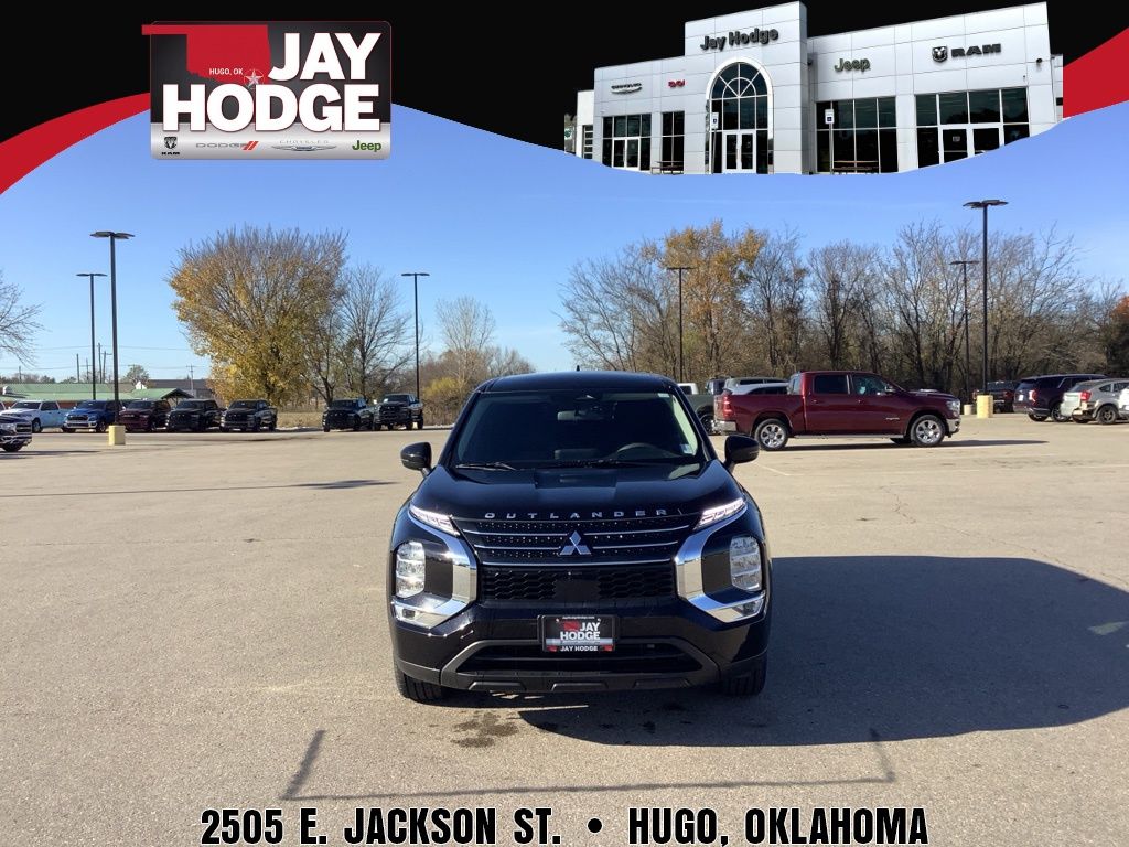 2022 Mitsubishi Outlander ES's photo