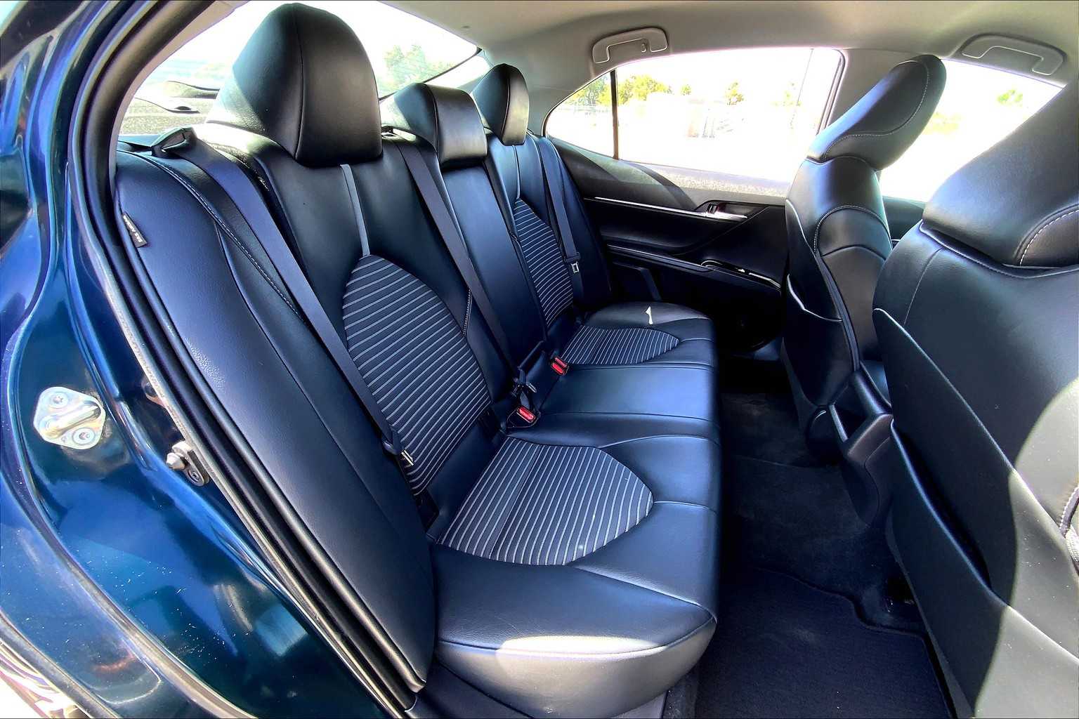 2020 Toyota Camry SE photo 17