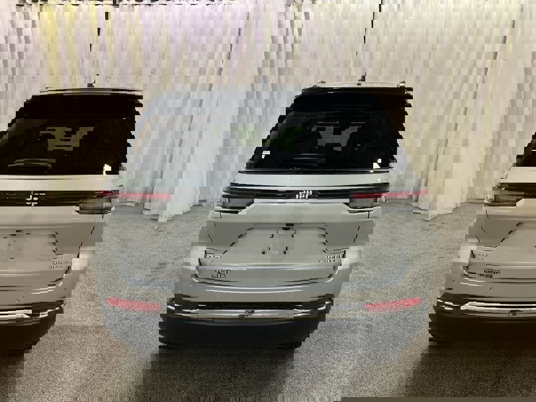 2025 Jeep Grand Cherokee Limited photo 3