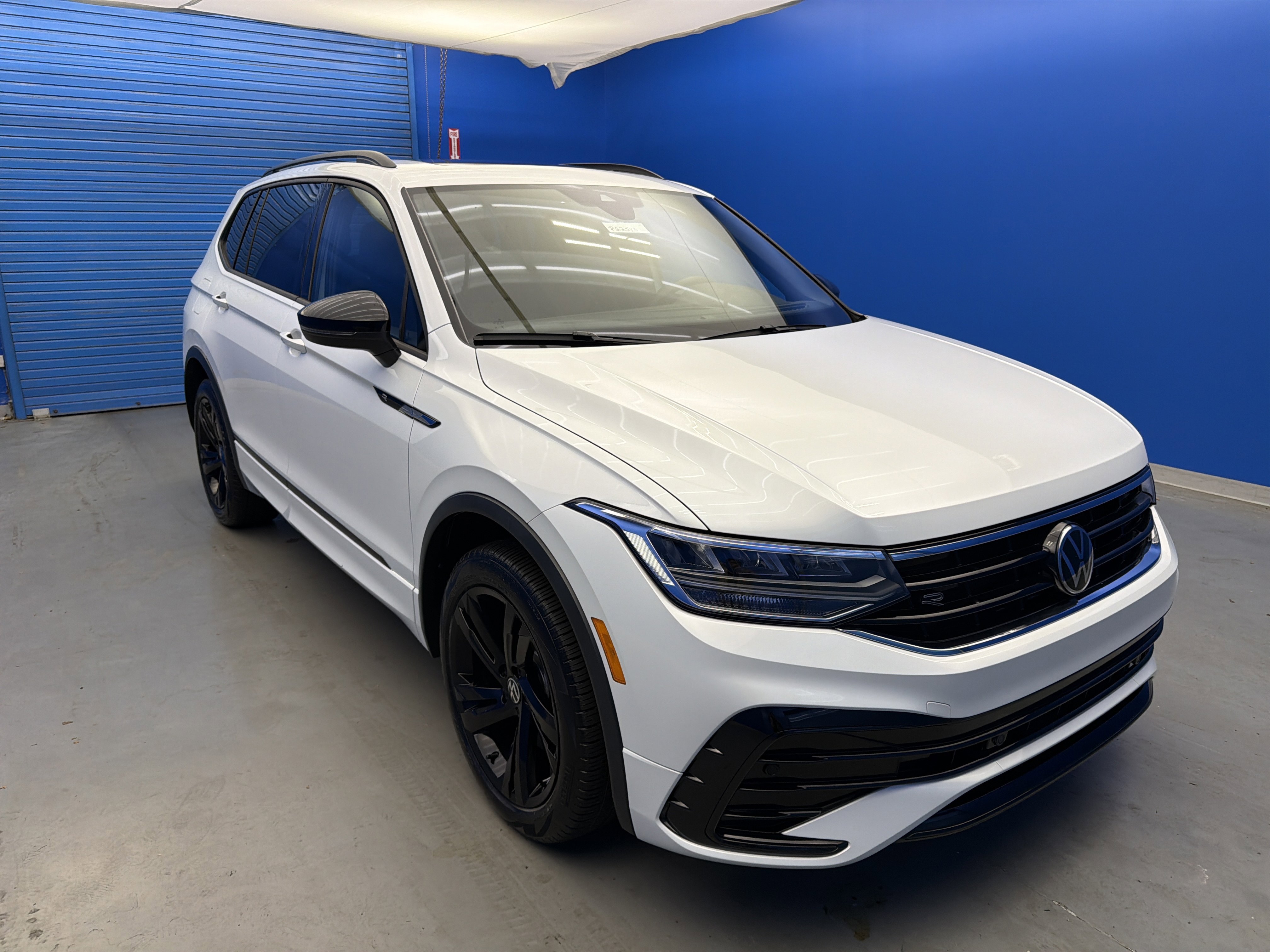 2024 Volkswagen Tiguan SE R-Line Black photo 2