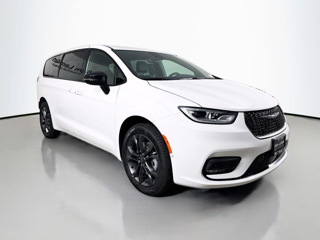 2026 Chrysler Pacifica Select's photo