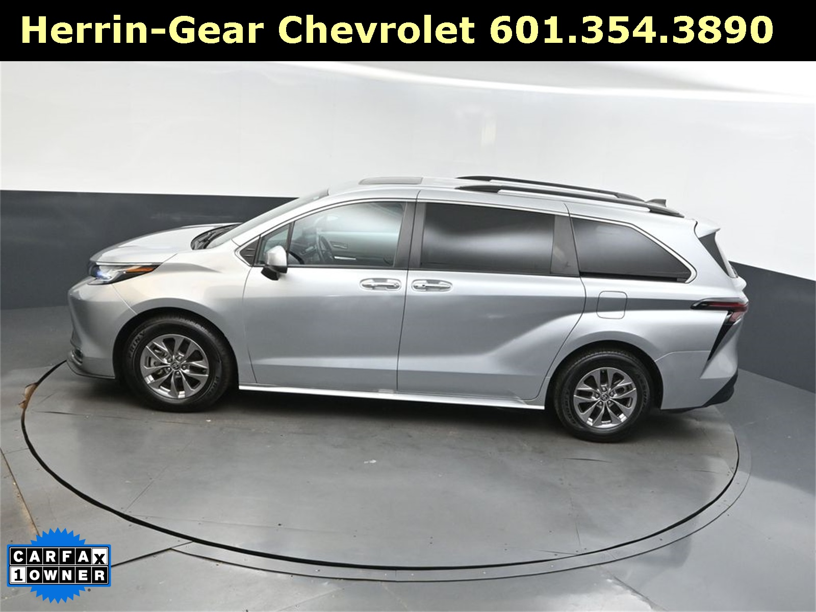 2023 Toyota Sienna XLE photo 28