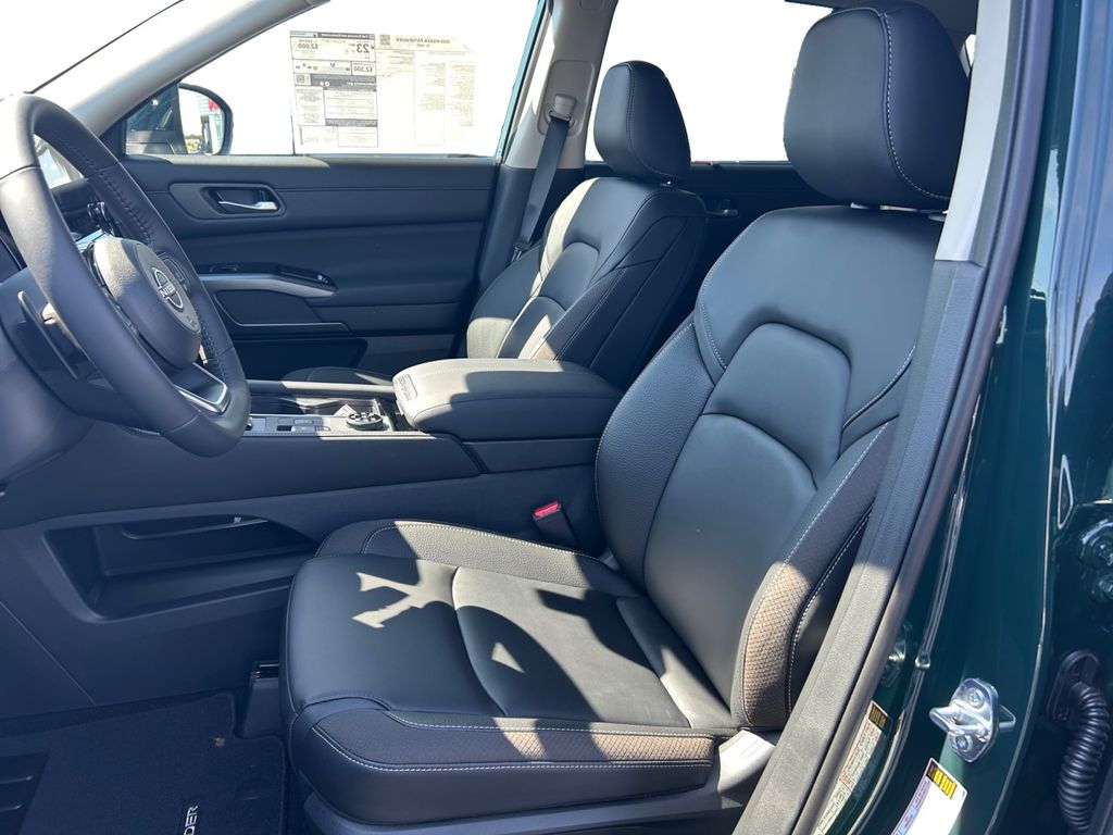 2025 Nissan Pathfinder SL photo 9