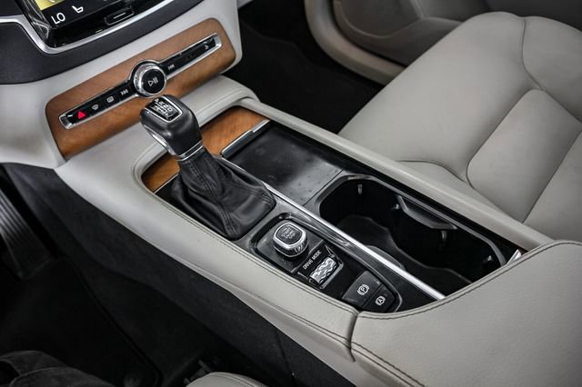 2021 Volvo XC90 Momentum photo 16