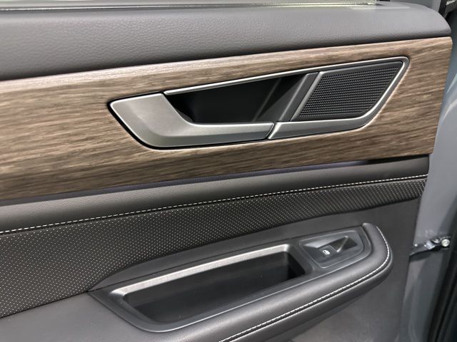 2025 Volkswagen Atlas SEL photo 24