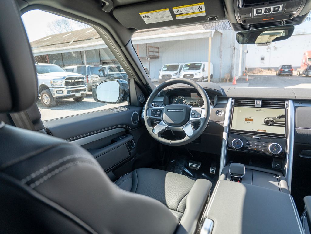 2025 Land Rover Discovery SE photo 13