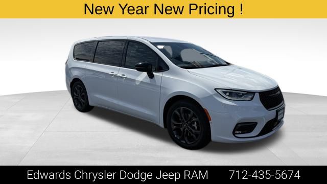 2026 Chrysler Pacifica Select's photo