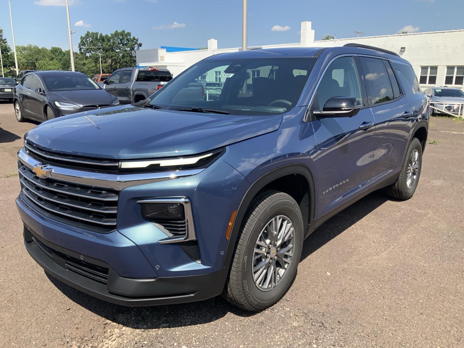 2025 Chevrolet Traverse photo 2