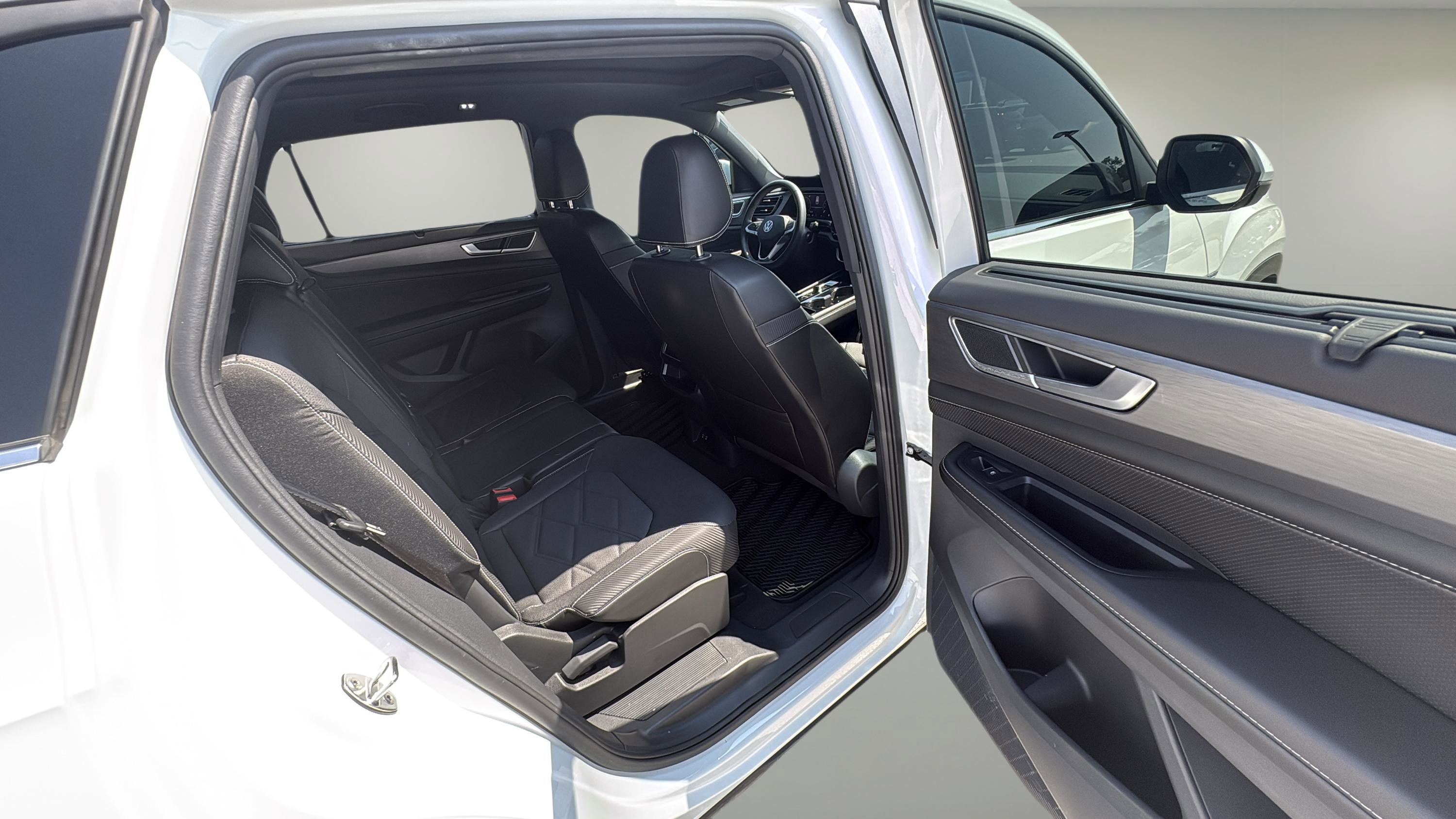 2024 Volkswagen Atlas Cross Sport SE Technology photo 14