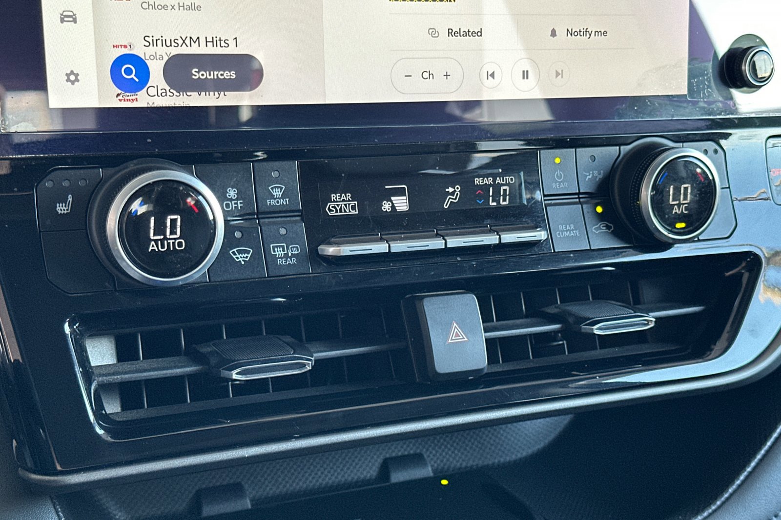 2023 Toyota Highlander L photo 18