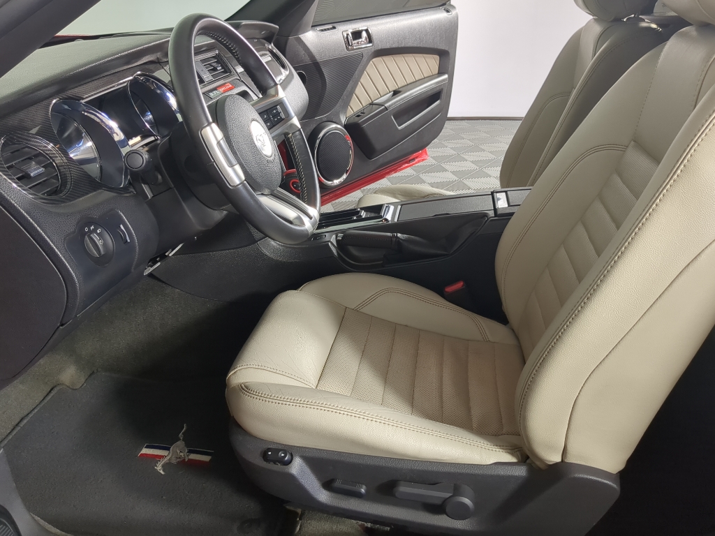 2013 Ford Mustang V6 Premium photo 16