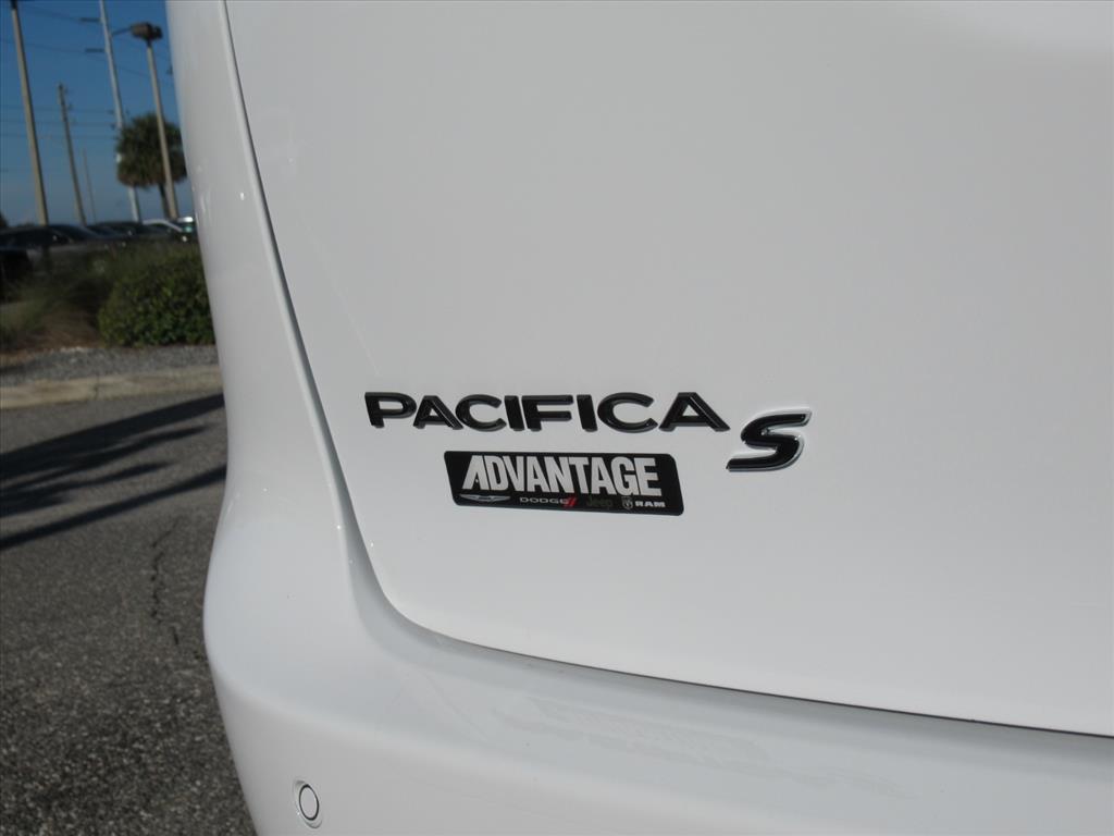 2026 Chrysler Pacifica Limited photo 8