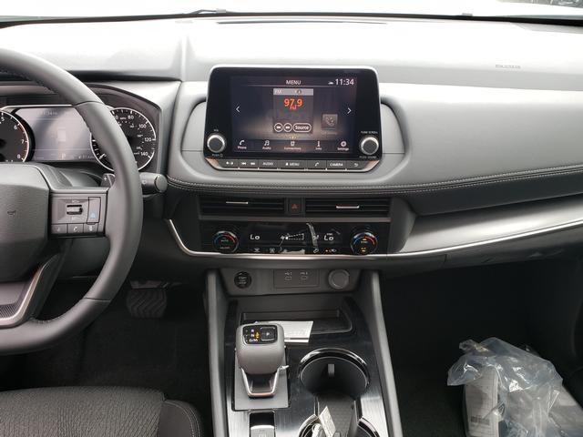 2025 Nissan Rogue SV photo 14