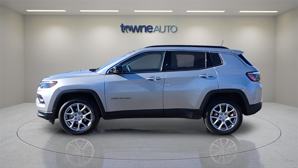 2022 Jeep Compass Latitude Lux photo 2