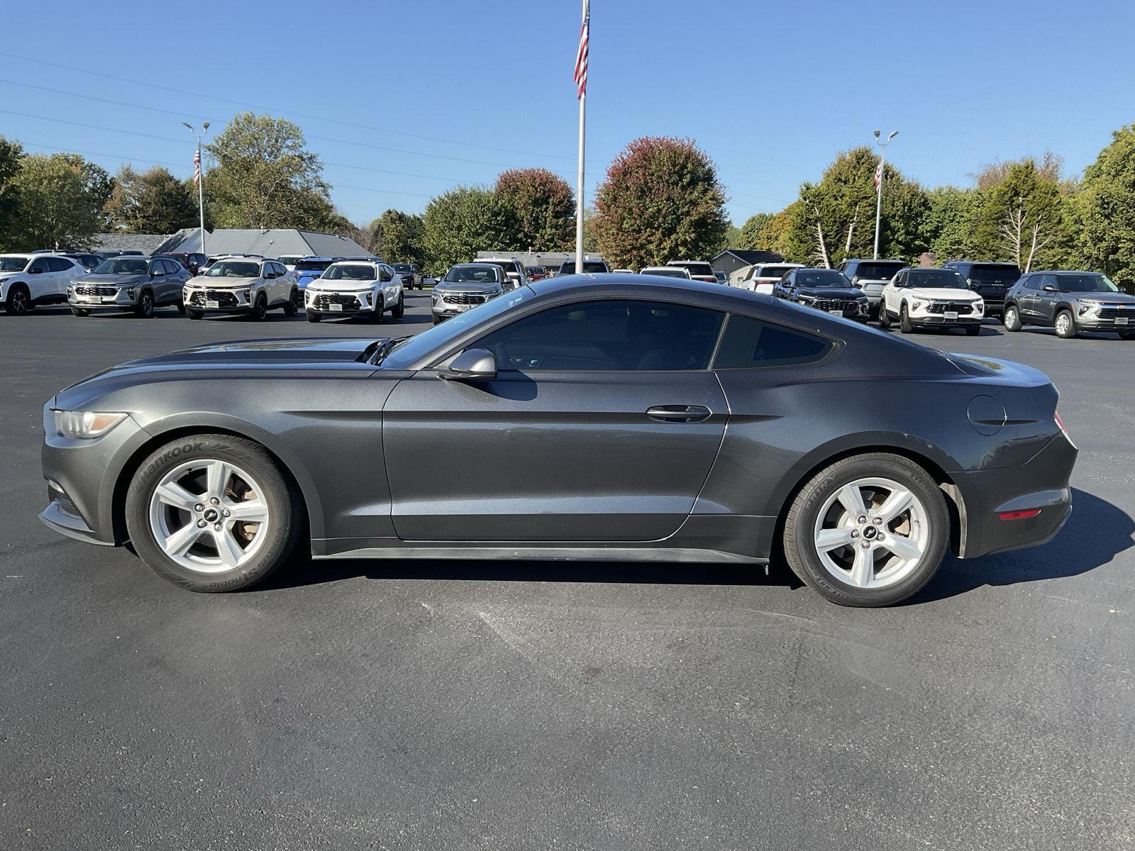 2017 Ford Mustang V6 photo 2